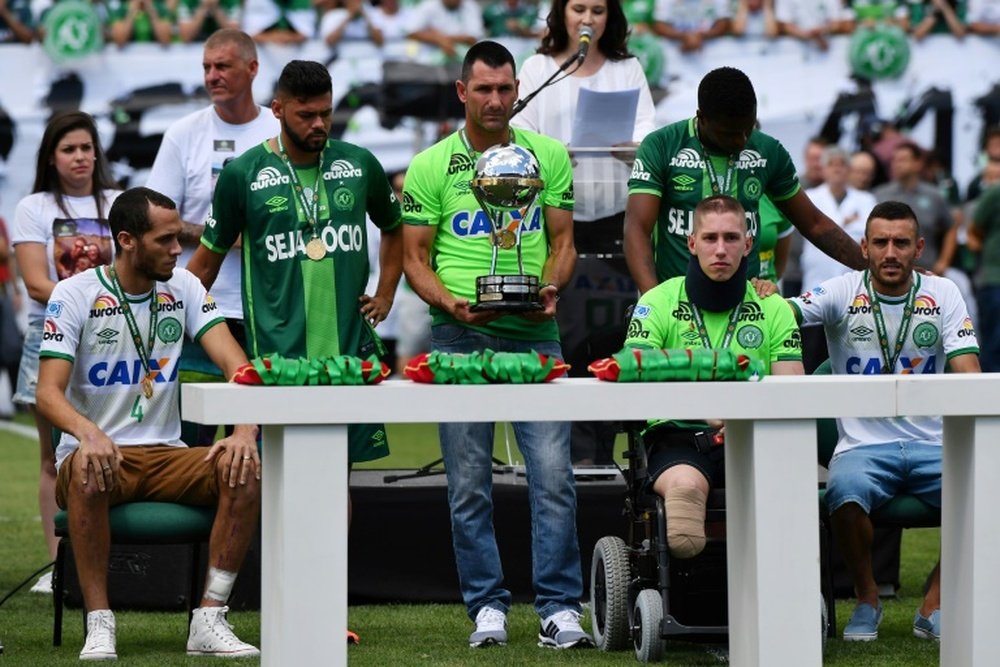 Les joueurs survivants de Chapecoense Alan Ruschel (g), Helio Neto (d) et Jackson Follmann. AFP