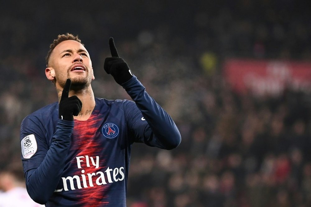 Neymar alcanza la madurez lesionado. AFP