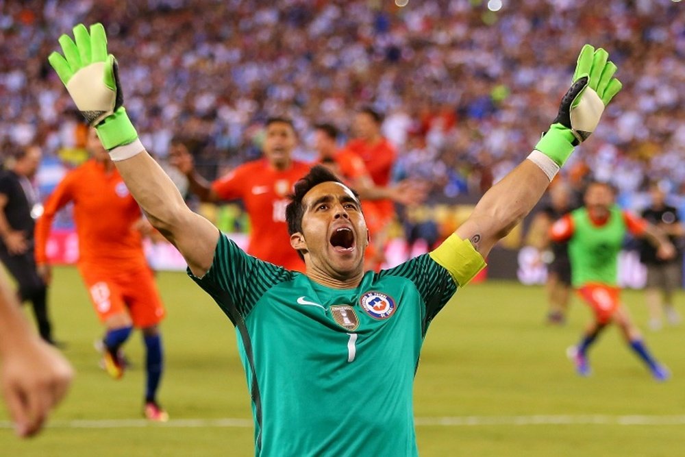 Claudio Bravo enfrenta o Real Madrid neste sábado. AFP