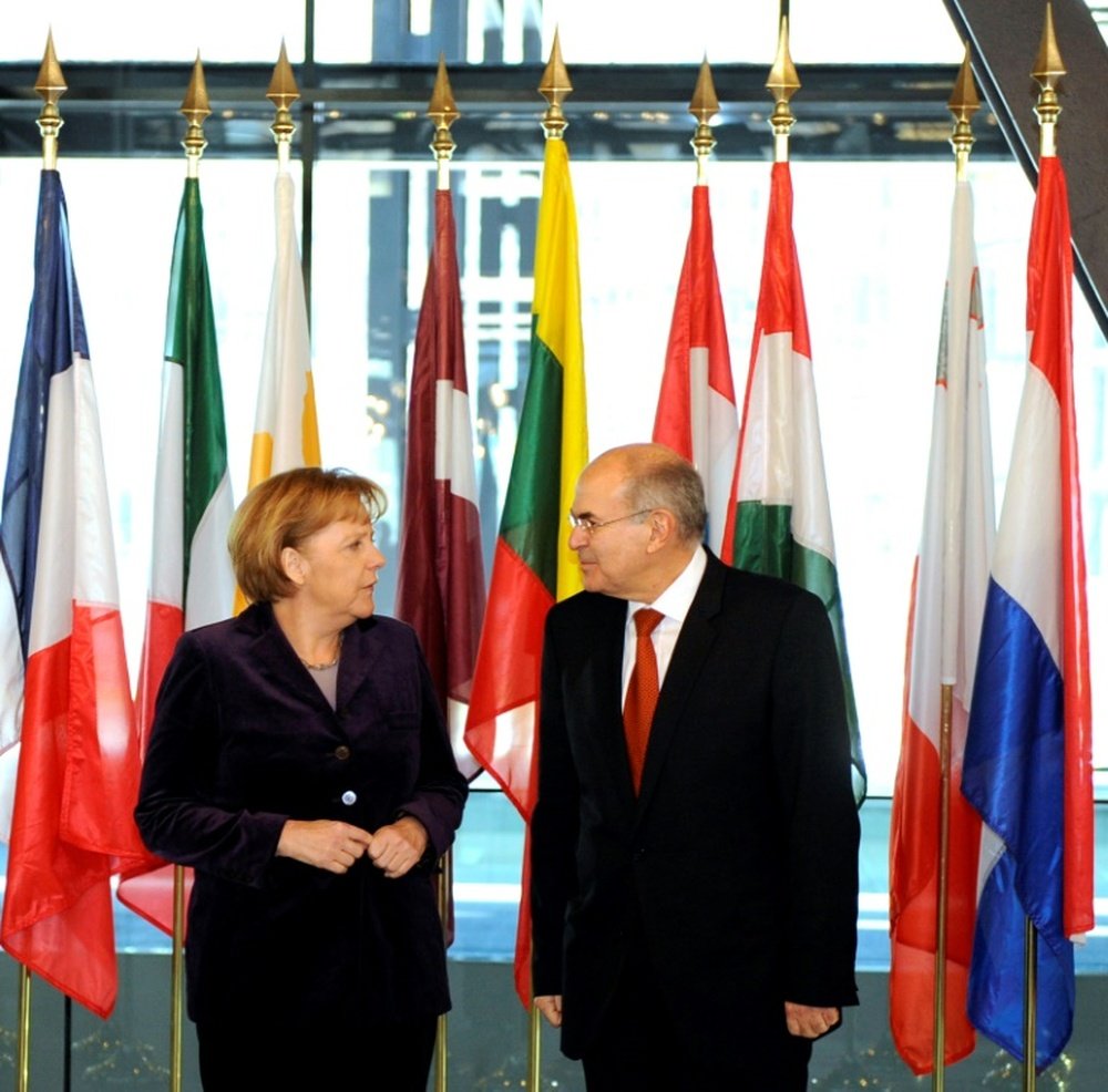 Le Grec Vassilios Skouris avec la chancelière allemande Angela Merkel à la CEJ à Luxembourg. AFP