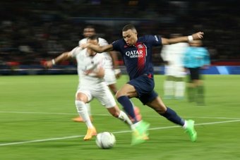 O Paris Saint-Germain publicou a sua lista de relacionados para o jogo de volta das quartas de final da Liga dos Campeões contra o Barcelona em Montjuïc. A principal novidade é o retorno de Achraf Hakimi, que estava suspenso para o primeiro jogo devido ao acúmulo de cartões amarelos. E
