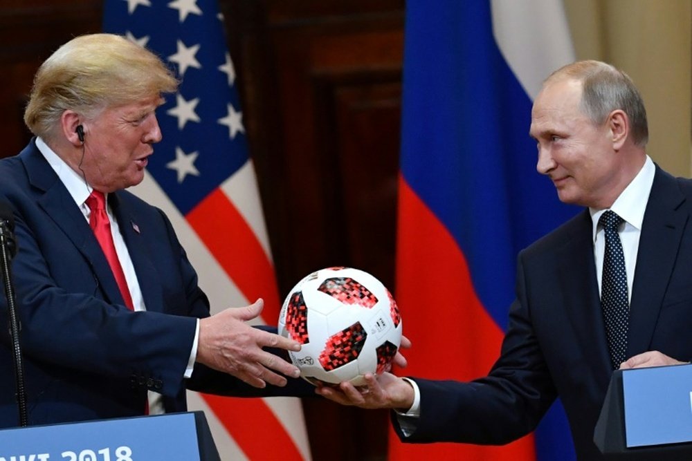 Le président russe Vladimir Poutine offre un ballon au président américain Donald Trump. AFP