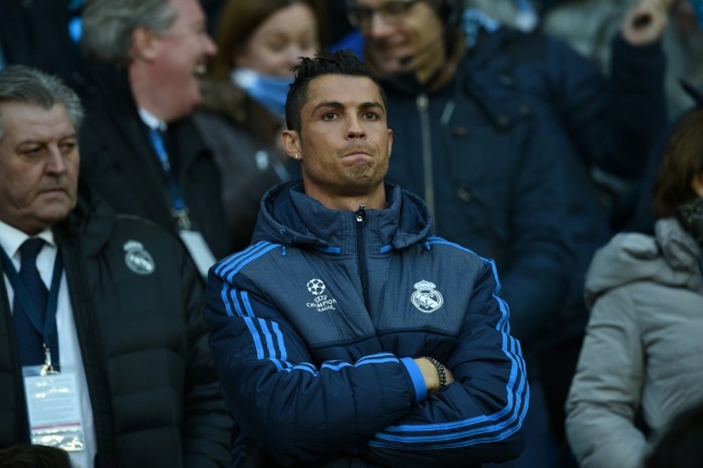 Lattaquant du Real Madrid Cristiano Ronaldo suit en tribune à lEtihad Stadium le match de Ligue des champions face à Manchester City, le 26 avril 2016
