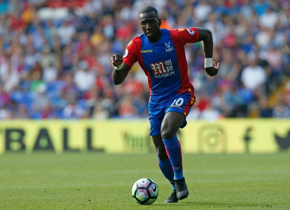 Yannick Bolasie, alors à Crystal Palace, contrôle le ballon face à West Bromwich Albion. AFP