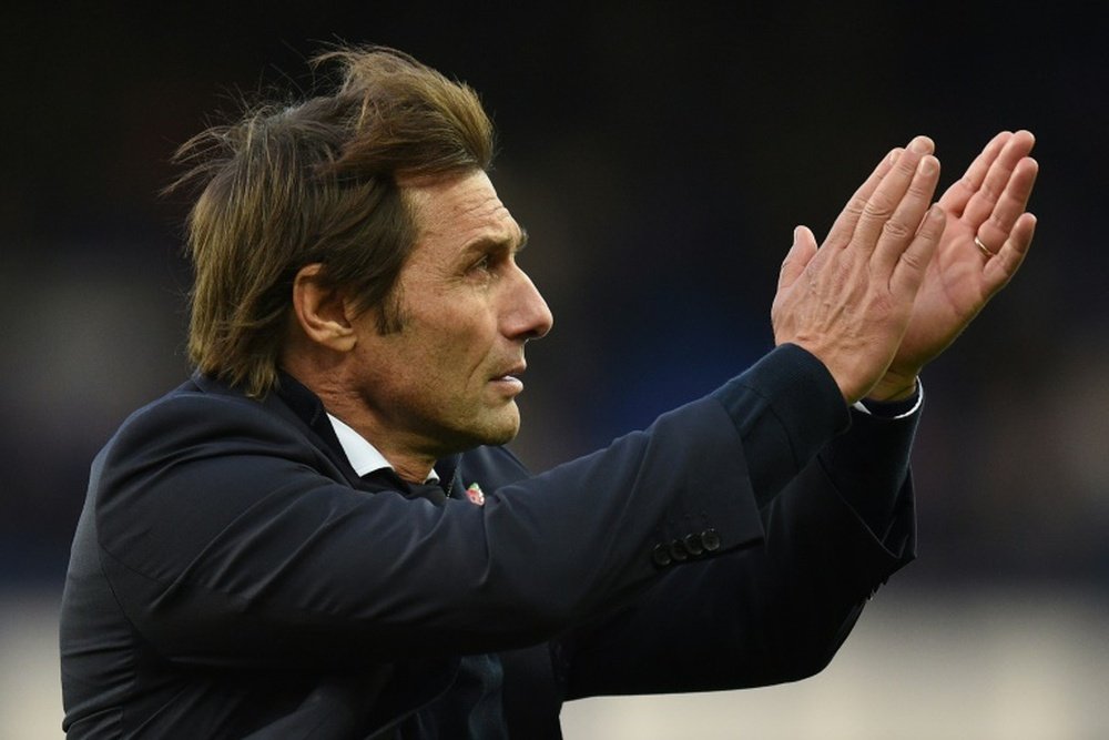 Antonio Conte applaudit les supporters lors d'un match. AFP