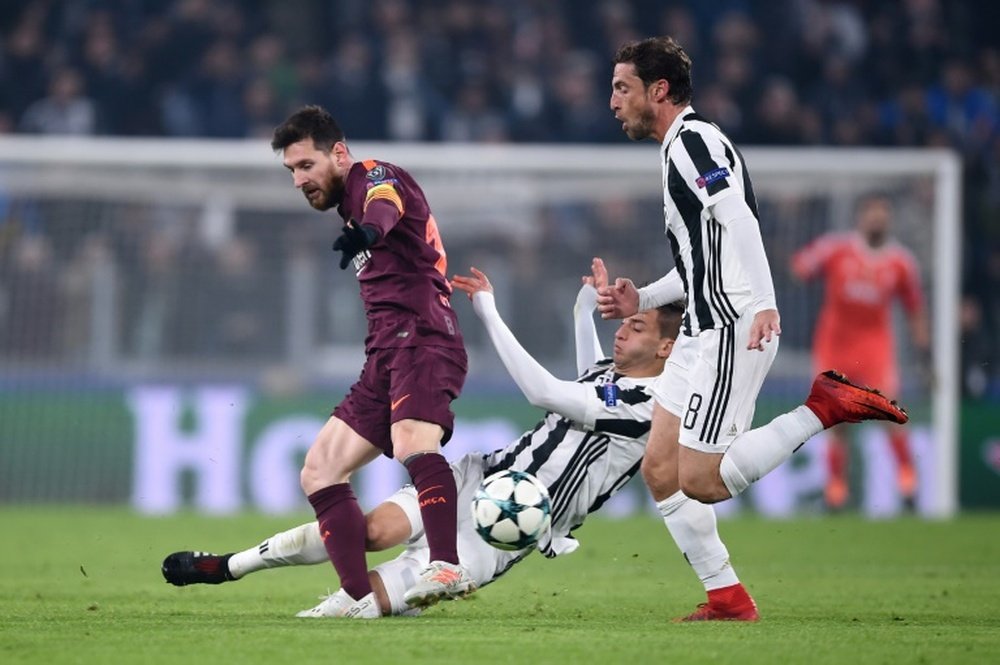 La star du FC Barcelone Lionel Messi bute sur la défense de la Juventus. AFP