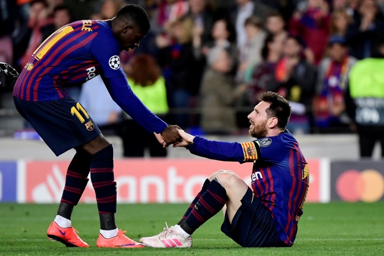 Dembélé levantando a Messi del suelo