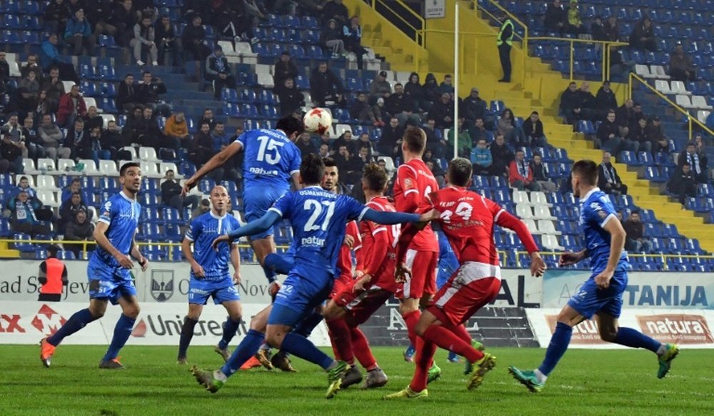 Des joueurs de Zeljeznicar en bleu, le 25 octobre 2017 face à Mladost à Sarajevo. AFP