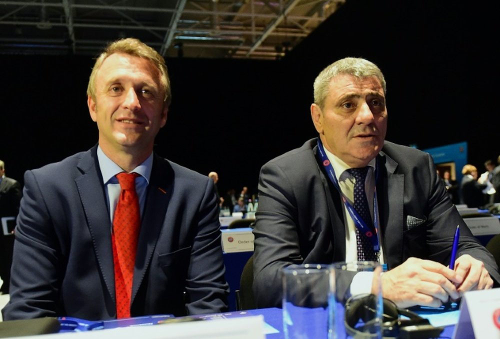 Deux membres de la délégation du Kosovo, dont le président Fadil Vokrri. AFP