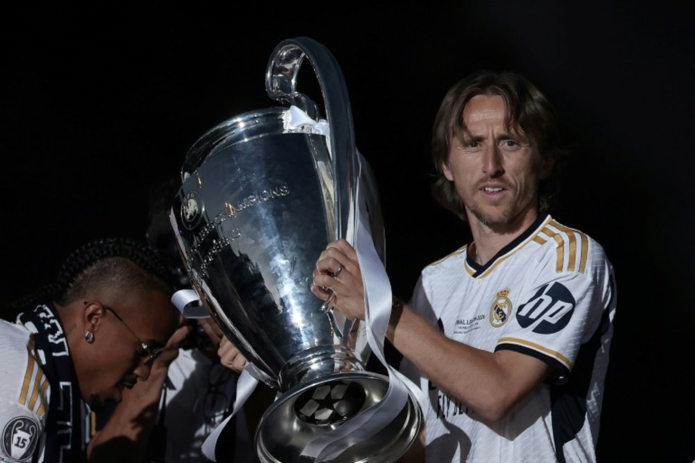 Le milieu de terrain du Real Madrid Modric avec le trophée de la Ligue des champions- AFP