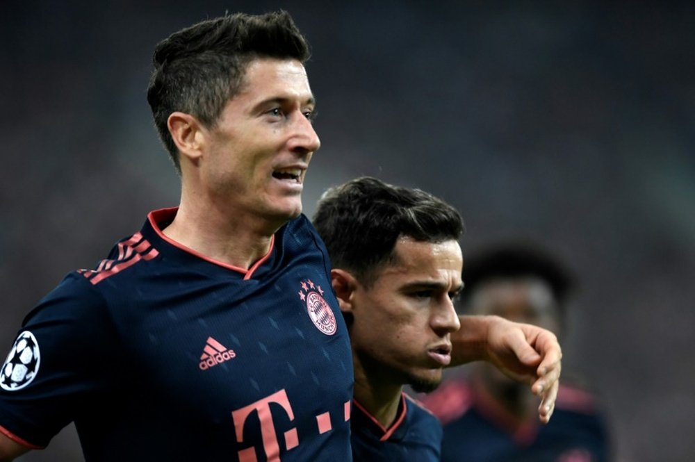 Lewandowski salvó de nuevo al Bayern de un discreto Coutinho. AFP