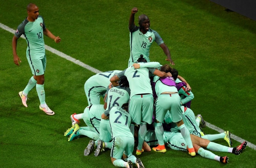 Les joueurs du Portugal autour de Cristiano Ronaldo, buteur face au pays de Galles en demi-finale de lEuro à Lyon, le 6 juillet 2016