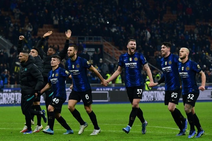 Inter goleia Cagliari e assume liderança da Serie A