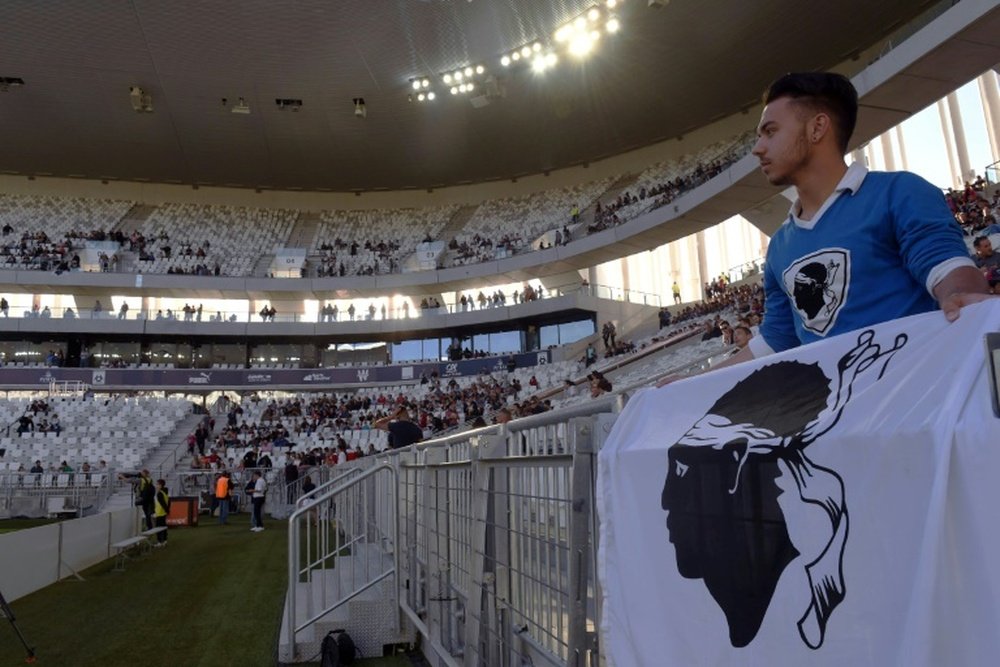 Supporter de Bastia arborant un drapeau lors du match contre Bordeaux. AFP