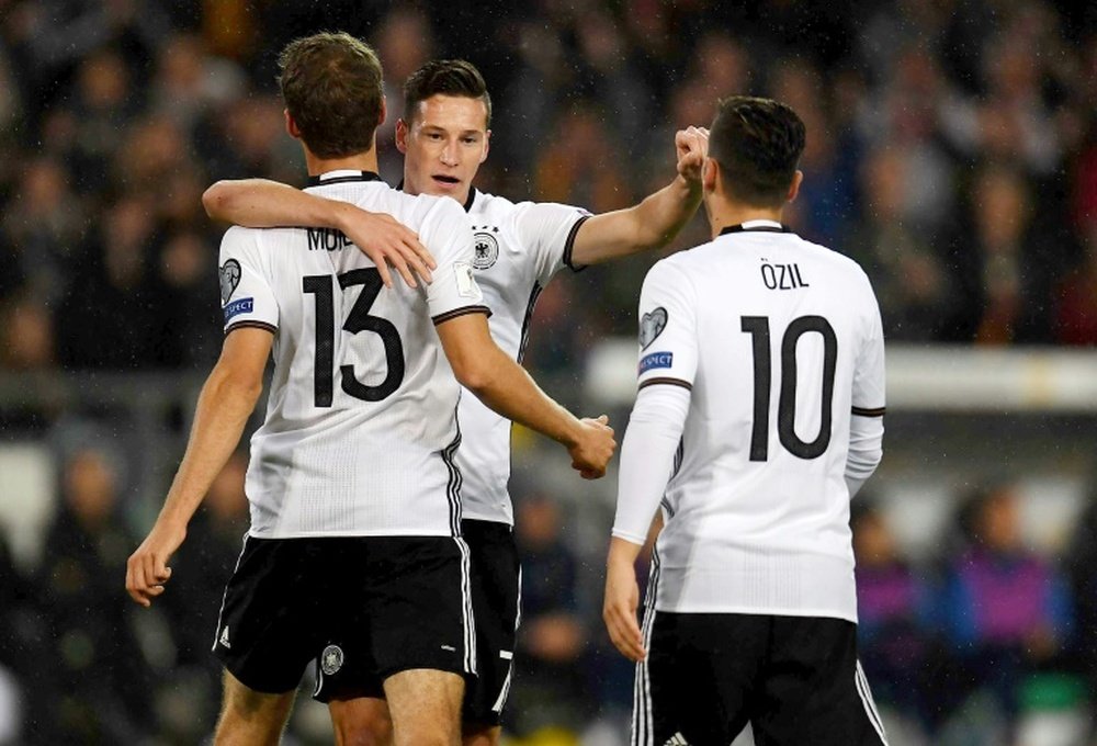 Draxler avec ses coéquipiers Müller et Mesut Özil, lors du match Allemagne-Irlande du Nord. AFP