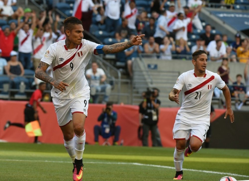 Perú derrotó a Paraguay con un golazo de Guerrero. AFP