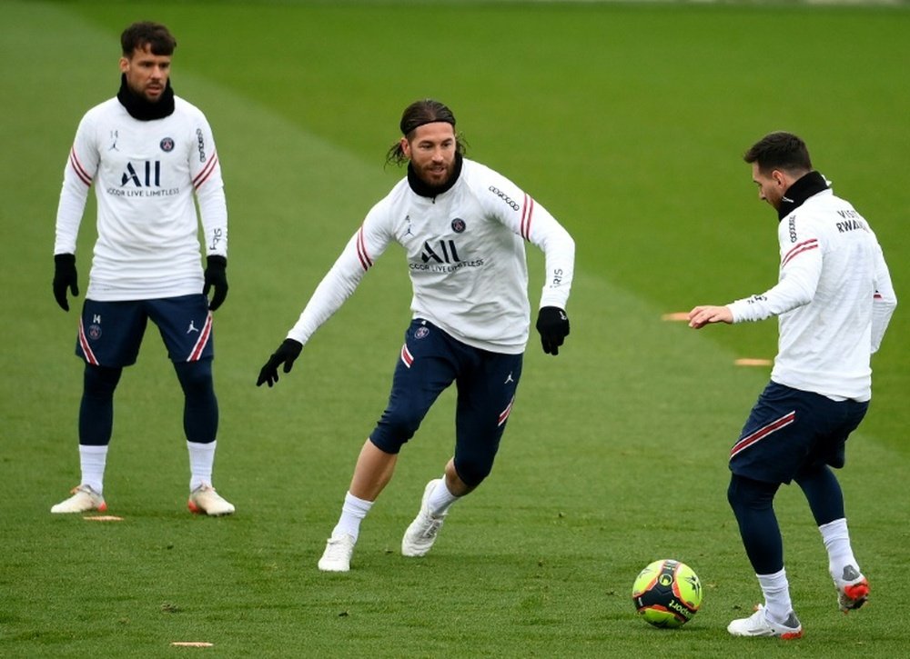 Le défenseur du Paris SG Sergio Ramos (au centre) essaye de prendre le ballon à Lionel Messi. AFP