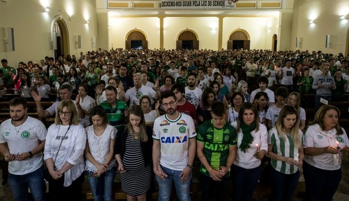 Chapecoense rend hommage à ses héros un an après le drame