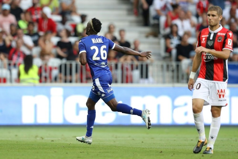 Adama Niane anotó el primero de los dos del Troyes al Niza en el Allianz Riviera. AFP
