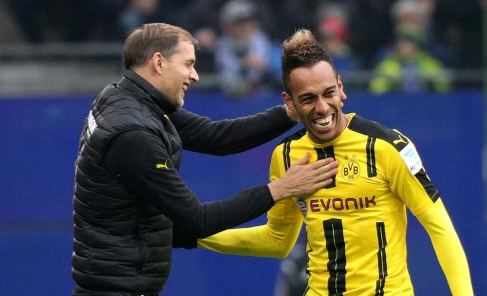 L'attaquant de Dortmund Pierre-Emerick Aubameyang félicité par son entraîneur Thomas Tuchel. AFP