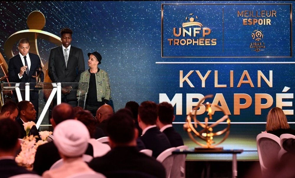 Mbappé recebeu o prêmio de jovem talento do Campeonato. AFP
