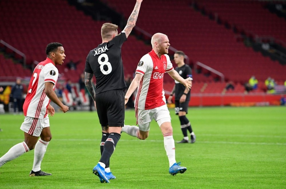O Ajax continua no encalço do Feyenoord. AFP