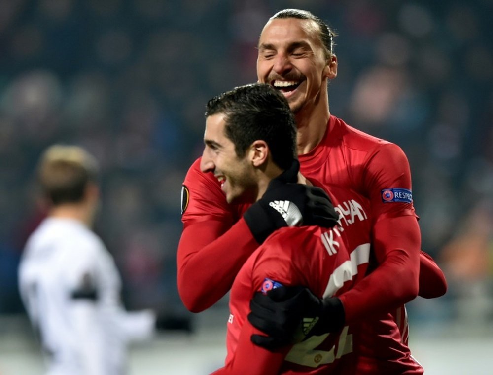 Zlatan peut féliciter son coéquipier arménien pour avoir sauvé MU une fois encore. AFP