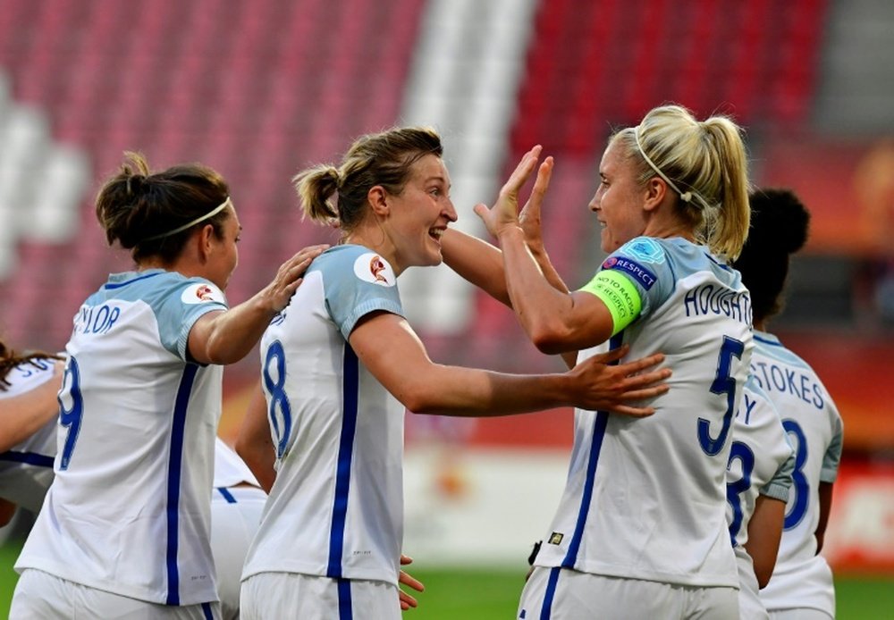 Les Anglaises se congratulent après l'un de leurs six buts contre l'Ecosse. AFP