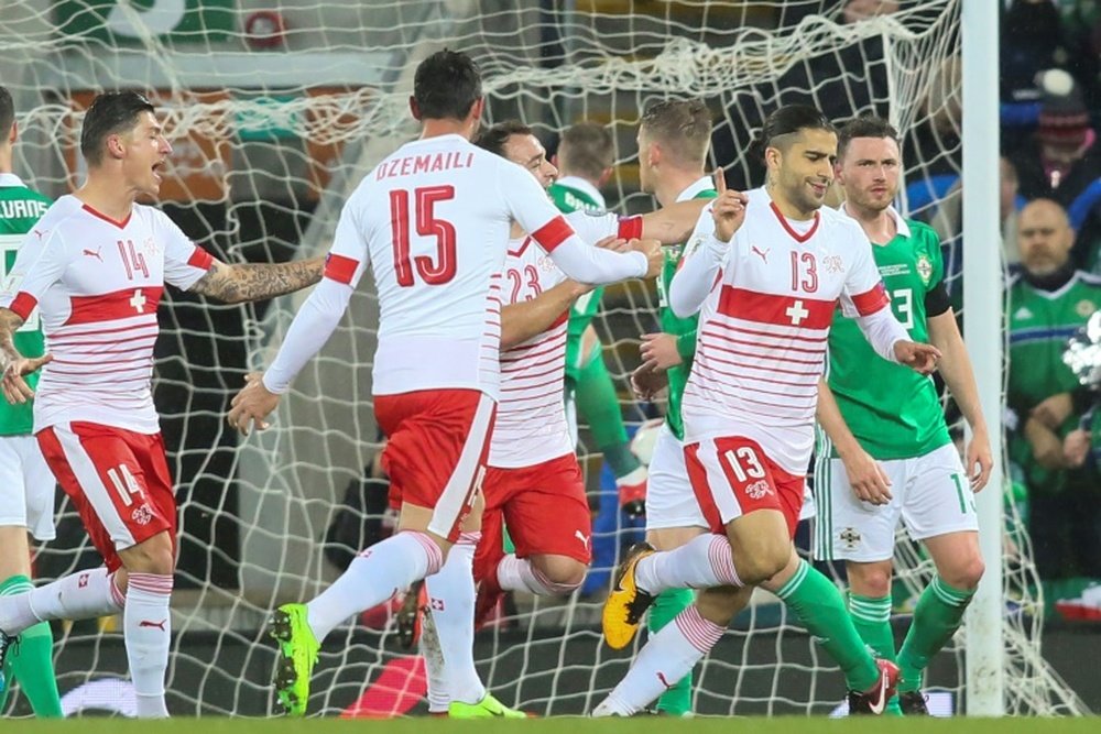 Les Suisses fêtent le but de Ricardo Rodriguez sur penalty. AFP