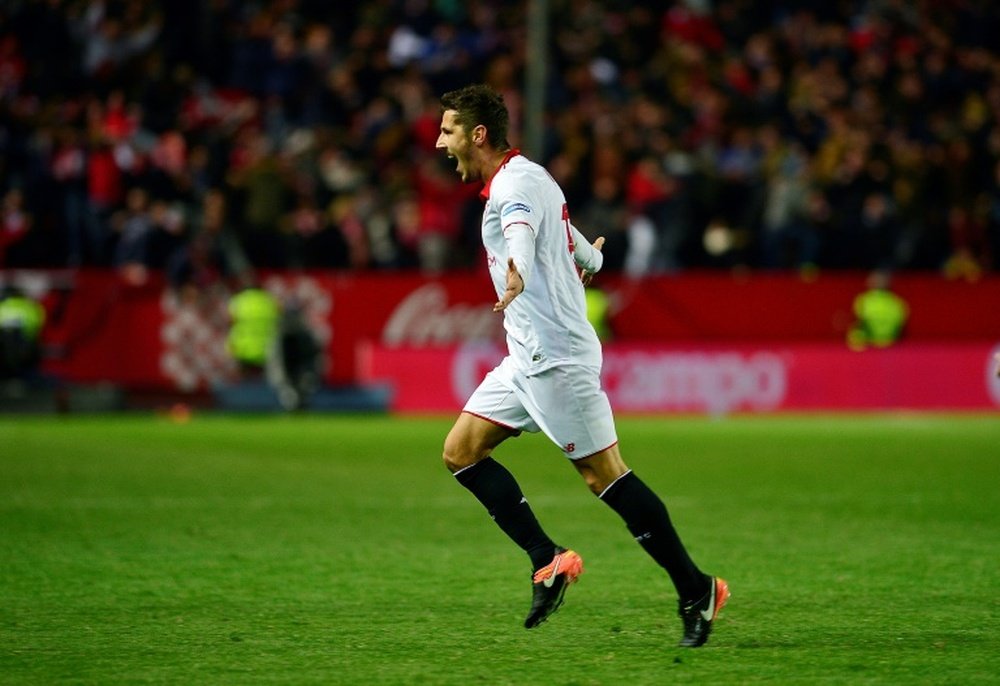 El delantero montenegrino quiere quedarse en el Sevilla. AFP