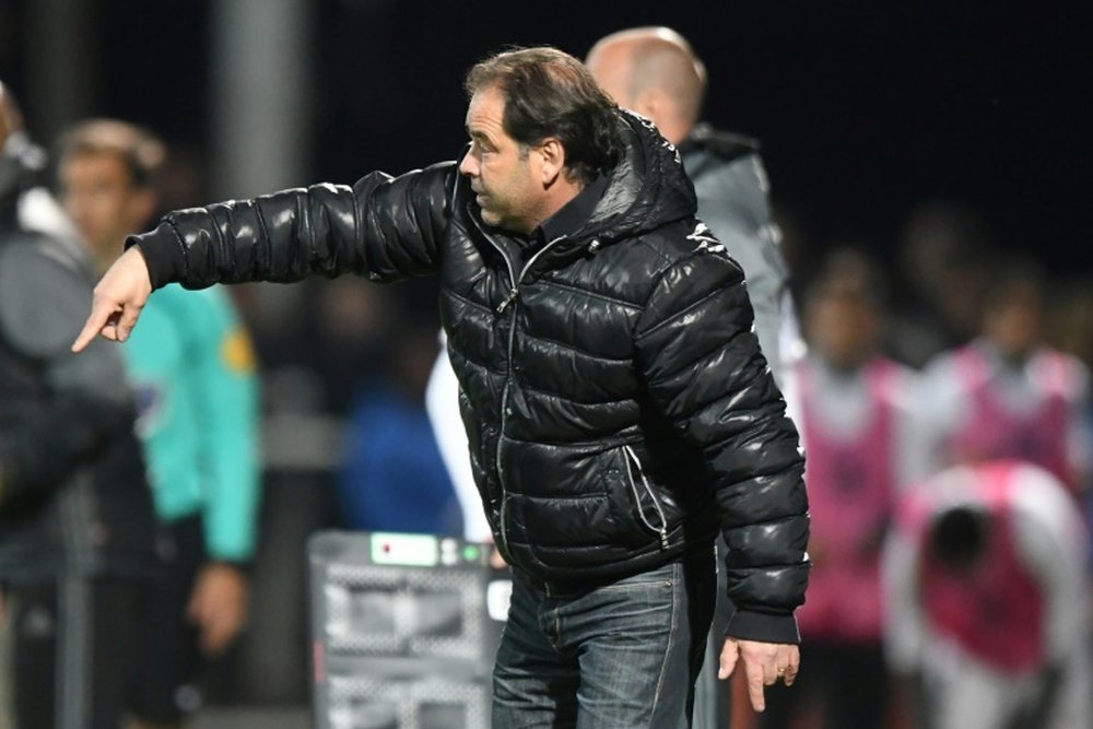 L'entraîneur du SCO Angers Stéphane Moulin donne des instructions lors du match face à l'OL. AFP