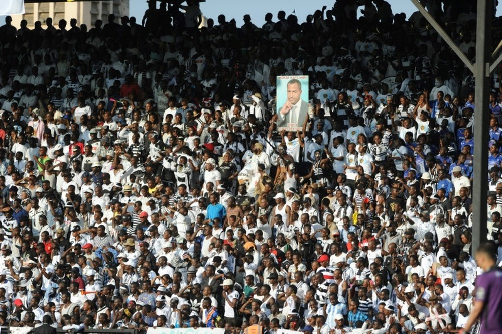 Les supporters du TP Mazembe brandissent le portrait du propriétaire Moïse Katumbi. AFP
