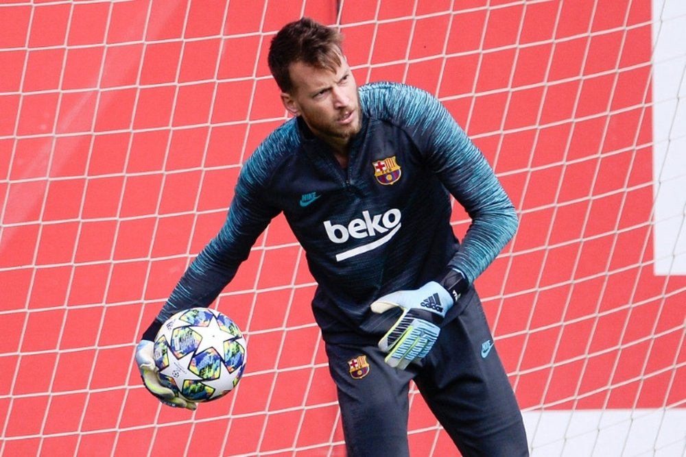 Neto quiere jugar, y no lo hará en el Barça. AFP/Archivo