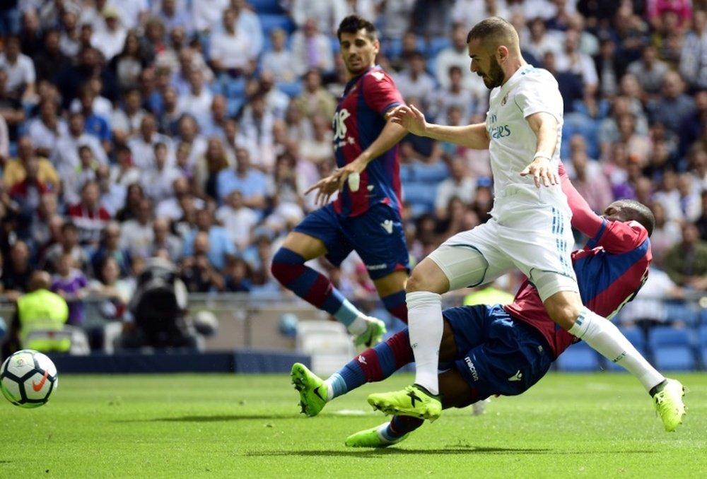 L'attaquant du Real Madrid Karim Benzema à la lutte avec le milieu de Levante Jefferson Lerma. AFP