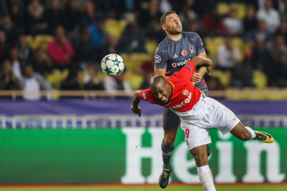 Le défenseur de Monaco Djibril Sidibé à la lutte avec celui du Besiktas Dusko Tosic. AFP