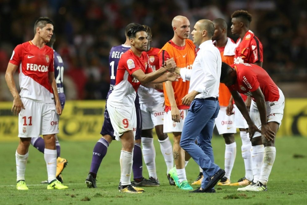 Leonardo Jardim serre la main de l'attaquant Radamel Falcao à la fin du match contre Toulouse. AFP