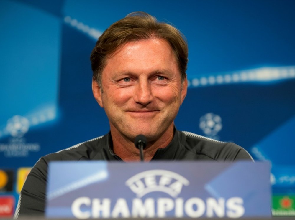 O técnico dos alemães não espera facilidades frente ao FC Porto. AFP