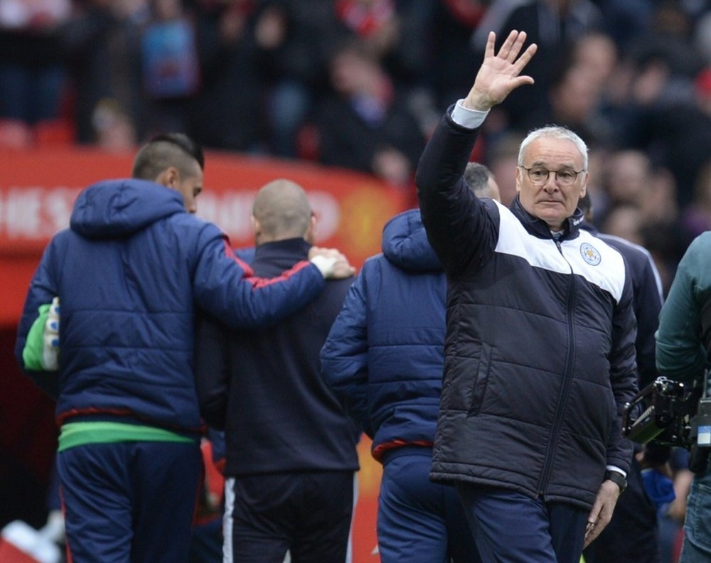 Curiosa situación entre Ranieri y Van Gaal a la finalización del United-Leicester. AFP