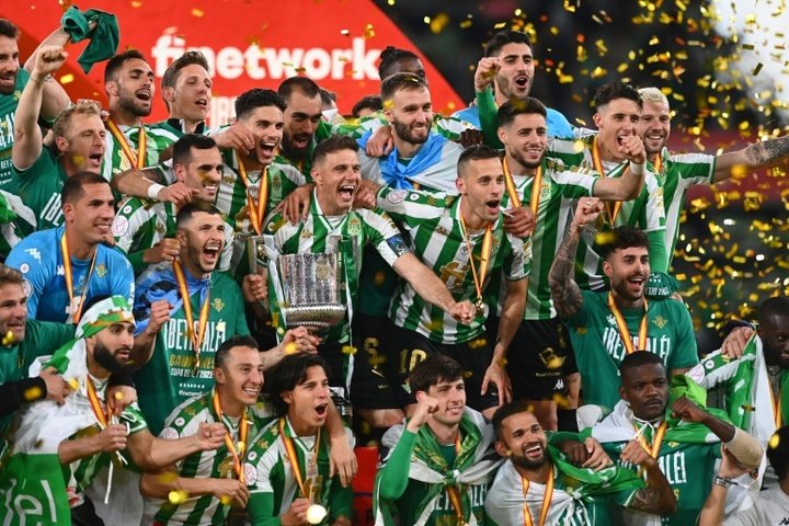 Los jugadores del Real Betis posan con la Copa del Rey ganada en la Cartuja.- AFP