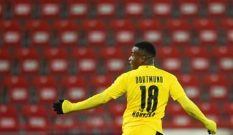 Moukoko seguirá en el Borussia Dortmund. AFP
