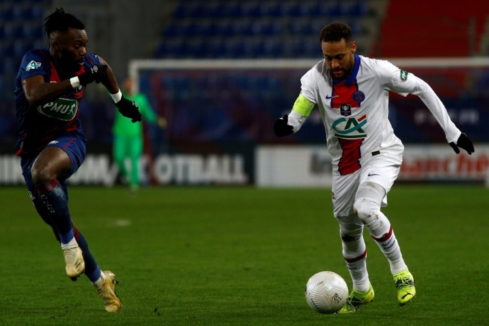 Neymar se encomendó a Dios en su primer mensaje tras la lesión. AFP