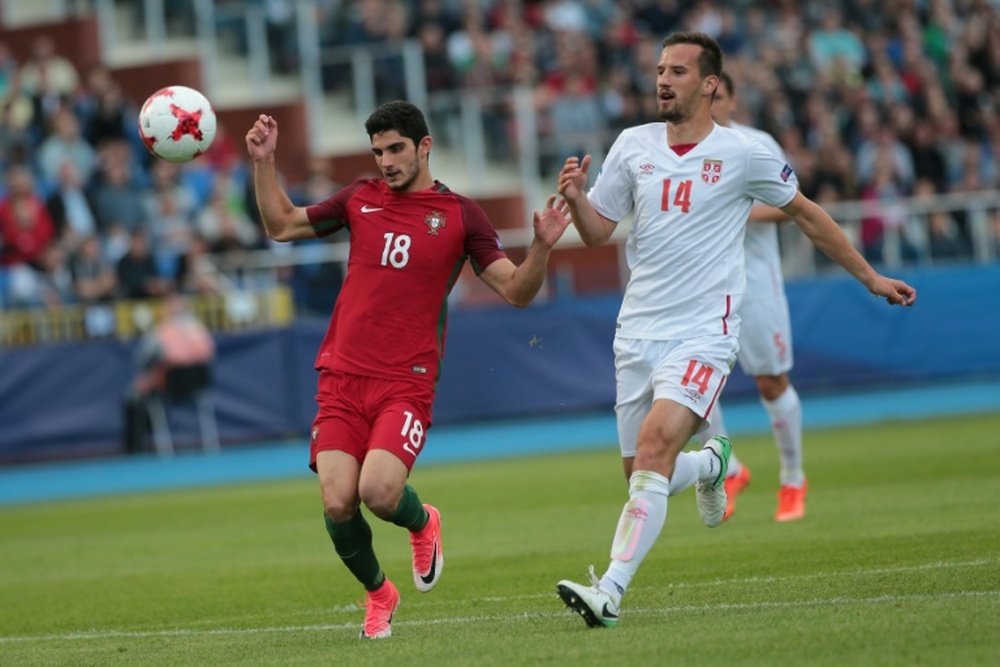 Le défenseur de la Serbie Vukasin Jovanovic avec l'attaquant du Portugal Goncalo Guede. AFP