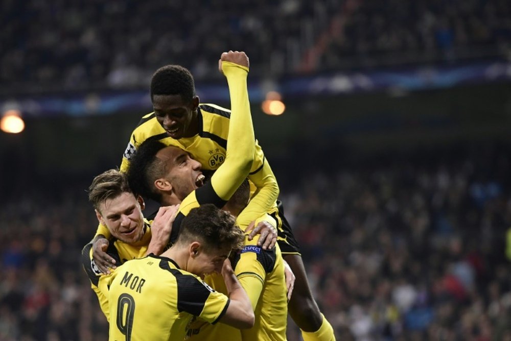 Dortmund players celebrate Reus' late goal. EFE