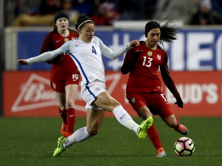 Lucy Bronze praises Phil Neville's refreshing approach