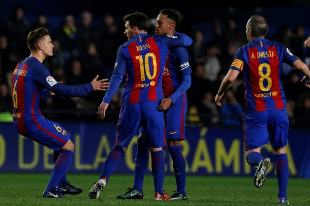 Messi félicité par ses coéquipiers du FC Barcelone après son égalisation face à Villarreal. AFP