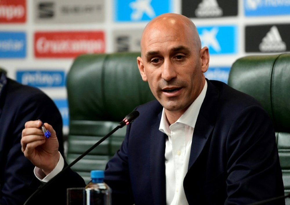 Rubiales dijo que llamó al Sevilla antes de que acabase el encuentro. AFP