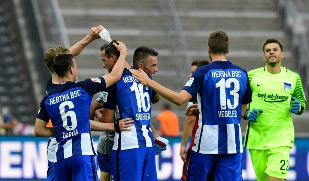 Los jugadores del Hertha de Berlín celebran el tanto marcado por Schieber. AFP