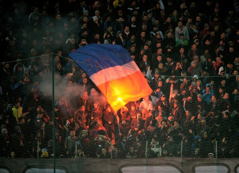 Les supporters du Steaua enflamment les tribunes lors du derby de Bucarest contre le Dinamo. AFP