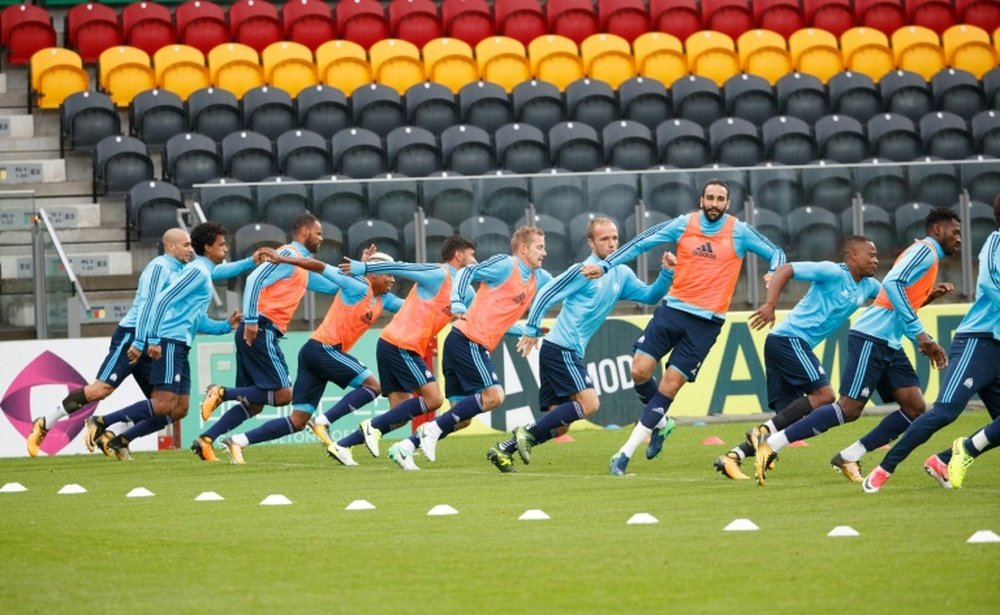 Les joueurs de l'Olympique de Marseille à l'entraînement sur la pelouse d'Ostende. AFP