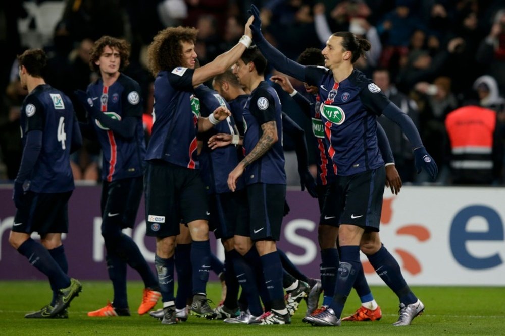 Lattaquant du PSG Zlatan Ibrahimovic partage sa joie avec ses camarades après son but contre Toulouse en Coupe de France, le 19 janvier 2016 au Parc des Princes